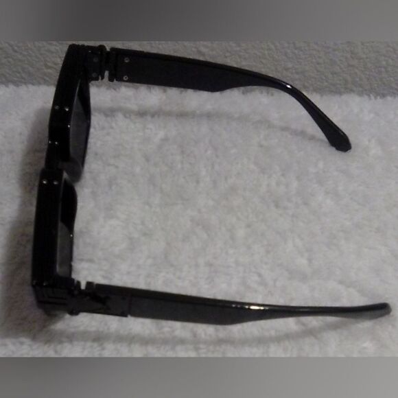 “TLM Polarized Retro Square Unisex Sunglasses - UV Protection - Minor Scratches” - Picture 9 of 11